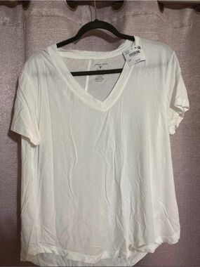 American Eagle Outfitters White V-Neck Short Sleeve Tee